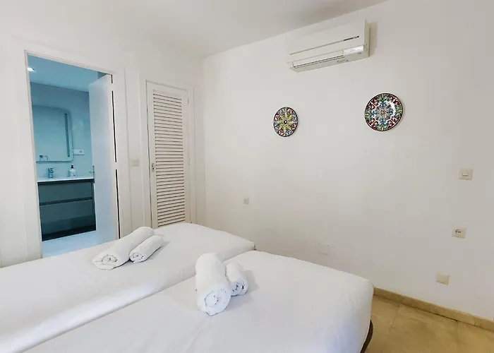 Two Bedroom On The Second Line Of The In Marbella. דירה
