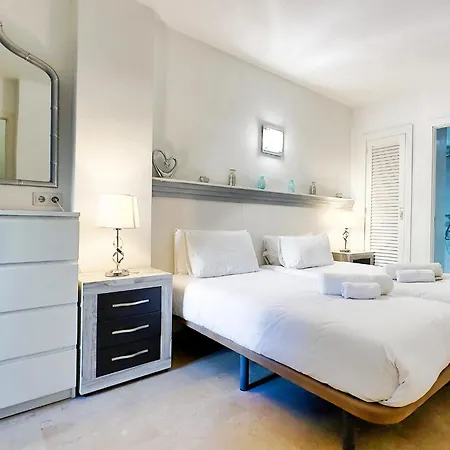 Two Bedroom On The Second Line Of The In Marbella. 公寓 马尔韦利亚