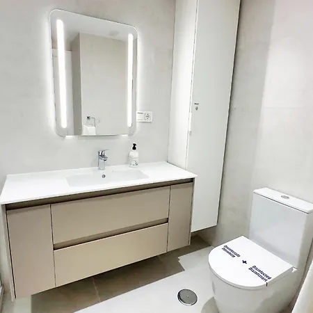 Two Bedroom On The Second Line Of The In Marbella. 公寓 马尔韦利亚