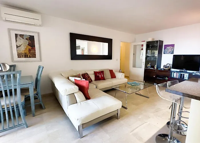 Two Bedroom On The Second Line Of The In Marbella. 公寓