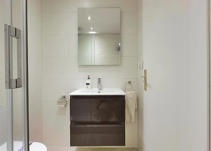 Two Bedroom On The Second Line Of The In Marbella. * 马尔韦利亚