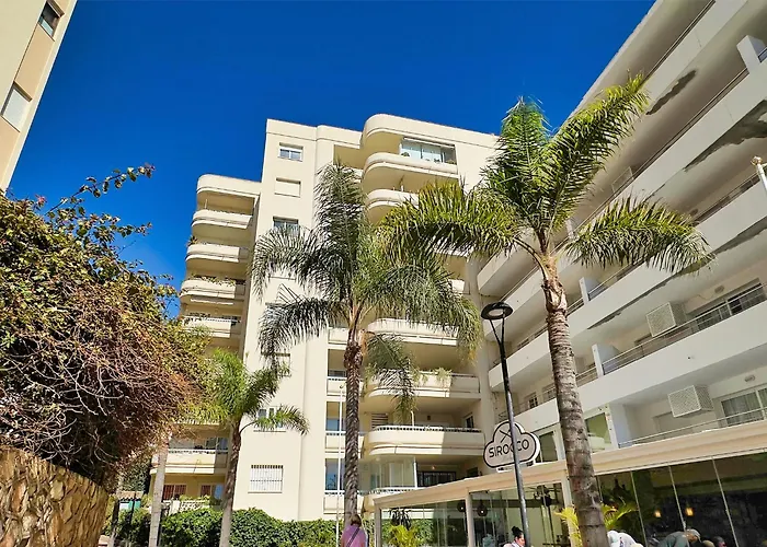 Two Bedroom On The Second Line Of The In Marbella. * 马尔韦利亚