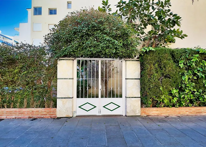 Two Bedroom On The Second Line Of The In Marbella. Apartament *